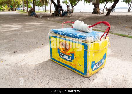 Cartagena de Indias, Kolumbien - 23. Nov 2010: Die Kühlschrankschublade eines Straßenverkäufers von kolumbianischem Aguila-Bier im Bezirk Bocagrande Stockfoto