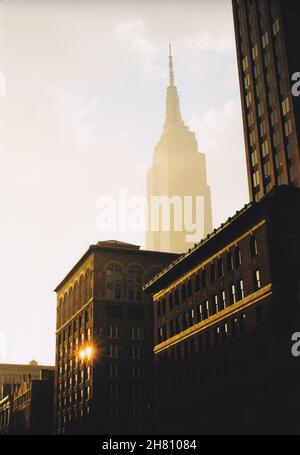 Empire State Building im Morgennebel Stockfoto