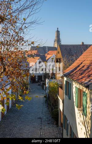 Nördlingen ist eine Stadt in Bayern, Deutschland. Die Altstadt ist von gut erhaltenen mittelalterlichen Mauern mit Türmen und überdachten Brüstungswegen umgeben. Stockfoto