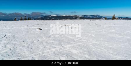 Dlouhe strane, Vozka Keprnik und wenige andere Hügel vom Jeleni hrbet-Gipfel im Winter Jeseniky-Gebirge in der Tschechischen republik Stockfoto