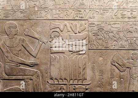 Ägyptische Hieroglyphen und antike Zeichnungen auf Tontafeln und Papyri-Hintergrund. Die Kunst Ägyptens und die alten Zivilisationen Afrikas. Hochwertige Fotos Stockfoto