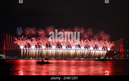 Ireworks über Bosporus während der Feierlichkeiten zum Tag der Türkischen Republik Stockfoto