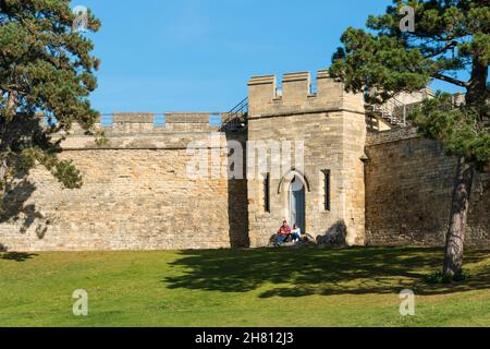 Paar genießen die Sonne auf dem Lincoln Castle Gelände 2021 Stockfoto