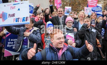 Westminster, London, Großbritannien, 26th. November 2021. Dr. Liam Fox, ehemaliger Staatssekretär für Verteidigung, feiert gemeinsam mit Aktivisten der National Down Syndrom Policy Group die erste Hürde im Parlament. Aktivisten außerhalb des Parlaments unterstützen den von Liam Fox eingeführten Down-Syndrom-Gesetzentwurf, der heute im Parlament seine Lesung aus dem Jahr 2nd hat und heute, nachdem die Regierung ihre Unterstützung für die Gesetzesüberstellung angekündigt hatte, diese Hürde beseitigen sollte. Der Gesetzentwurf soll neue Leitlinien für öffentliche Einrichtungen festlegen, um die Bedürfnisse von Menschen mit Down-Syndrom besser zu erfüllen. Stockfoto