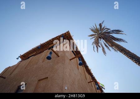 Reiseziele und das historische Dorf im alten Dubai. Arab Street in der Altstadt von Dubai, VAE. Al Seef Tonhäuser. Deira, BurDubai Stockfoto