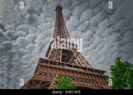 Low-Angle-Aufnahme des Eiffelturms in Paris, Frankreich an einem bewölkten Tag Stockfoto