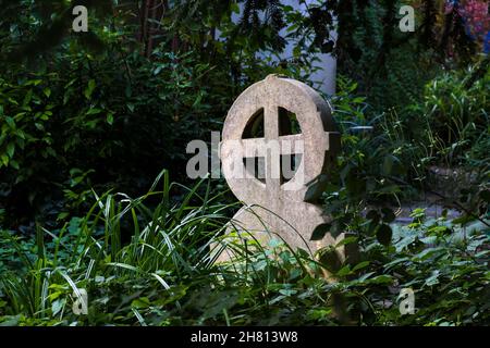 Oben auf dem Grabstein St Edward King & Martyr C of E Church Graveyard Cambridge Cambridgeshire 2021 Stockfoto