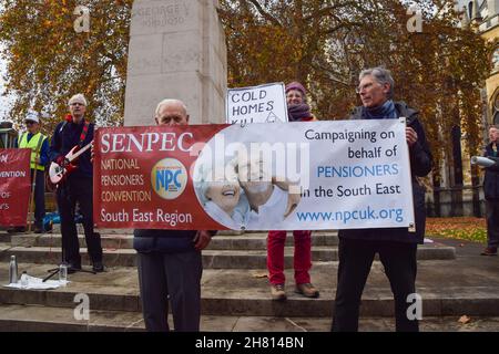 London, Großbritannien. 26th. November 2021. Demonstranten versammelten sich vor dem Parlament und marschierten zur Downing Street, um Boris Johnson einen Brief zu überreichen, in dem sie Maßnahmen gegen überflüssige Todesfälle im Winter forderten. Zehntausende von Menschen, insbesondere die ältesten und ärmsten, sterben jedes Jahr an kalten Häusern und der Unfähigkeit, sich Heizung leisten zu können. Kredit: Vuk Valcic / Alamy Live Nachrichten Stockfoto