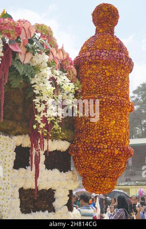 Rote und gelbe ewige Blume angeordnet, um Zylinderform Objekt auf Baguio Flower Festival angezeigt ähneln. Foto aufgenommen in Baguio, Philippinen, Stockfoto