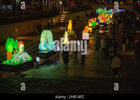 Seoul, Südkorea. 26th. November 2021. Die Menschen sehen Laternen während des Seoul Lantern Festival 2021 in Seoul, Südkorea, 26. November 2021. Quelle: Wang Yiliang/Xinhua/Alamy Live News Stockfoto