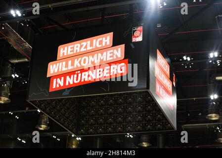 Deutschland, Nürnberg, KIA Metropol Arena - 25.11.2021 - FIBA Basketball World Cup 2023 European Qualifiers, Gruppe D - Team Deutschland gegen Team Estland Bild: FIBA begrüßt Fans in der Arena. Stockfoto