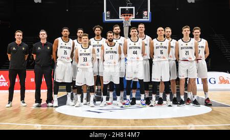 Deutschland, Nürnberg, KIA Metropol Arena - 25.11.2021 - FIBA Basketball World Cup 2023 European Qualifiers, Gruppe D - Team Deutschland gegen Team Estland Bild: Team Deutschland im Line-up. Stockfoto