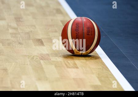 Deutschland, Nürnberg, KIA Metropol Arena - 25.11.2021 - FIBA Basketball World Cup 2023 European Qualifiers, Gruppe D - Team Deutschland gegen Team Estland Bild: FIBA Match Ball. Stockfoto