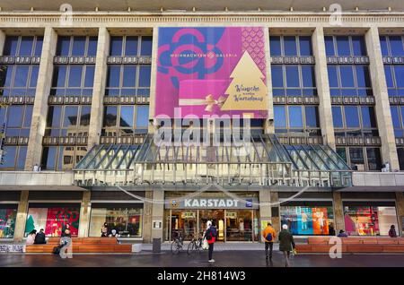 Vorderansicht des beliebten Kaufhauses Galerie Karstadt an der Einkaufsstraße Schadowstraße in der Düsseldorfer Innenstadt zur Weihnachtszeit. Stockfoto