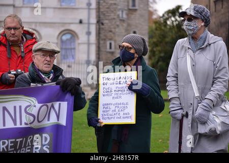 London, Großbritannien. 26th. November 2021. Wintertode protestieren gegenüber dem Old Palace Yard, Westminster. London Regional National Pensioners Convention (NPC) mit Fuel Poverty Action Protest am Tag der Ankündigung der Zahl der zusätzlichen Todesfälle älterer Menschen aufgrund kältebedingter Erkrankungen. Die Demonstranten kritisieren das Versagen der Regierung, Todesfälle durch Kraftstoffarmut zu verhindern. Quelle: Thomas Krych/Alamy Live News Stockfoto