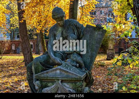 Blick auf den berühmten Alten Nordfriedhof von München, Deutschland mit historischen Grabsteinen. Seit 1944 werden hier keine Beerdigungen mehr abgehalten. Stattdessen ist der Friedhof Stockfoto