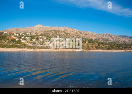 La Pedriza vom Stausee Santillana. Manzanares El Real, Provinz Madrid, Spanien. Stockfoto