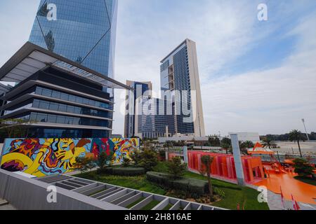 Dubai, VAE 19. Februar 2021: Spaziergang durch die Innenstadt von Dubai. Außengestaltung des Haupttor-Turms von Dubai. Gate Avenue im internationalen Finanzzentrum von Dubai. (DIFC) moderne Architektur. Stockfoto