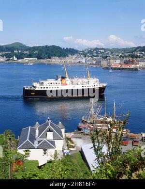 MV Caledonia kommt in Oban 1970s an Stockfoto