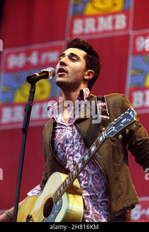 Darius Danesh auf der Bühne der BRMB Birmingham Party im Park, die im Birmingham City Football Club, Birmingham, stattfand. 6th. Juli 2002. Stockfoto