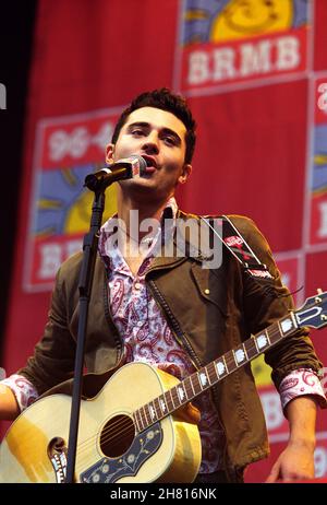 Darius Danesh auf der Bühne der BRMB Birmingham Party im Park, die im Birmingham City Football Club, Birmingham, stattfand. 6th. Juli 2002. Stockfoto