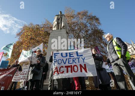 Westminster, London, Großbritannien. 26th. November 2021. Aktivisten in einer Demonstration zur Tötung von Pensionsarmut, einschließlich der National Pensioners Convention (NPC), protestieren bei einem marsch vom Old Palace Yard zur Downing Street in Westminster gegen Themen rund um die Benzinarmut von Rentnern und Dreifachrenten. Zu den geladenen Rednern gehören Lord Prem Sikka und Ruth London von Fuel Poverty Action. Kredit: Imageplotter/Alamy Live Nachrichten Stockfoto