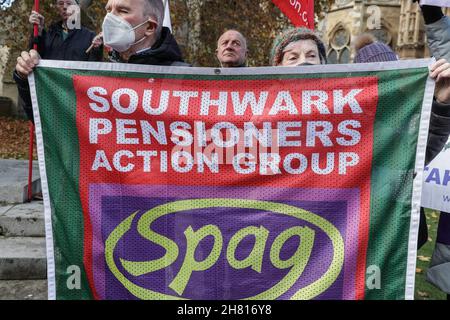 Westminster, London, Großbritannien. 26th. November 2021. Aktivisten in einer Demonstration zur Tötung von Pensionsarmut, einschließlich der National Pensioners Convention (NPC), protestieren bei einem marsch vom Old Palace Yard zur Downing Street in Westminster gegen Themen rund um die Benzinarmut von Rentnern und Dreifachrenten. Zu den geladenen Rednern gehören Lord Prem Sikka und Ruth London von Fuel Poverty Action. Kredit: Imageplotter/Alamy Live Nachrichten Stockfoto