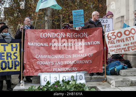 Westminster, London, Großbritannien. 26th. November 2021. Aktivisten in einer Demonstration zur Tötung von Pensionsarmut, einschließlich der National Pensioners Convention (NPC), protestieren bei einem marsch vom Old Palace Yard zur Downing Street in Westminster gegen Themen rund um die Benzinarmut von Rentnern und Dreifachrenten. Zu den geladenen Rednern gehören Lord Prem Sikka und Ruth London von Fuel Poverty Action. Kredit: Imageplotter/Alamy Live Nachrichten Stockfoto