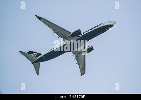 Boeing 737-8AS von Ryanair, die an einem sonnigen Tag abheben Stockfoto