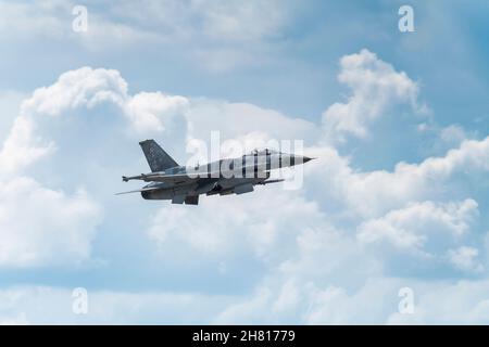 F-16C/D Block 52+ einer polnischen Luftwaffe im Flug während der SIAF 2019 Air Show, Sliac, Slowakei Stockfoto