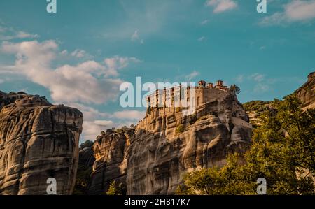 Panoramablick auf den Sonnenuntergang des Heiligen Klosters von Varlaam in Meteora, Thessalien, Griechenland, erbaut auf einzigartigen Felsformationen Stockfoto