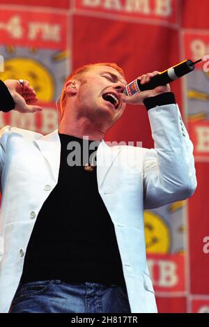 Ronan Keating auf der Bühne der BRMB Birmingham Party im Park, die im Birmingham City Football Club, Birmingham, stattfand. 6th. Juli 2002. Stockfoto