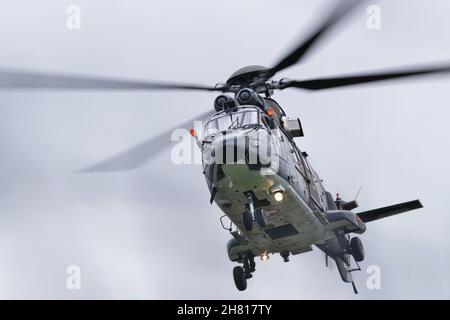 Eurocopter AS332 Super Puma, auch bekannt als Airbus Helicopter H215 während der NATO Days 2021 in Ostrava, Tschechische republik. Beide Piloten winken zu Stockfoto