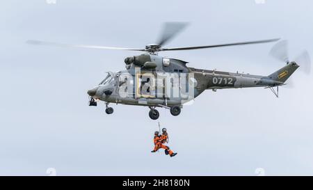 Hubschrauber W-3A SOKOL der tschechischen Luftwaffe während der NATO Days 2021 Show in Ostrava mit Rettungsmannschaft, die aufsteigt Stockfoto