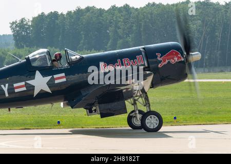 Chance Vought F4U-4 „Corsair“ vom Red Bull Flying Bulls-Team bei SIAF 2021, Kuchyna-Malacky, Slowakei Stockfoto