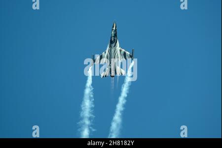 F-16 Dark Falcon der belgischen Luftstreitkräfte während des SIAF 2021 (Slovak International Air Festival) auf der Malacky Air Base, pilotiert von Senior Captain Aviator S Stockfoto