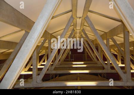 Basilika des Nationalheiligtums unserer Lieben Frau von Aparecida oder Kathedrale Basilika unserer Lieben Frau von Aparecida. Detail der Stützstruktur. Stockfoto