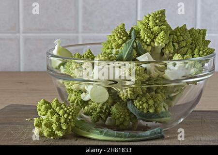 Cavolo verde romano verde Tagliato in ciotola di vetro Stockfoto