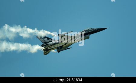 F-16 Dark Falcon der belgischen Luftstreitkräfte während des SIAF 2021 (Slovak International Air Festival) auf der Malacky Air Base, pilotiert von Senior Captain Aviator S Stockfoto