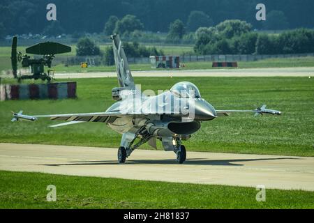 F-16 Dark Falcon der belgischen Luftstreitkräfte während des SIAF 2021 (Slovak International Air Festival) auf der Malacky Air Base, pilotiert von Senior Captain Aviator S Stockfoto