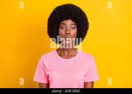 Foto von jungen afro Mädchen pouted Lippen senden Luft Kuss kokett romantisch isoliert über gelbe Farbe Hintergrund Stockfoto