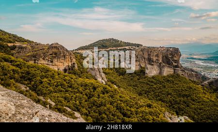 Atemberaubender Panoramablick auf Landschaften, Felsformationen und Klöster in Meteora, Griechenland Stockfoto
