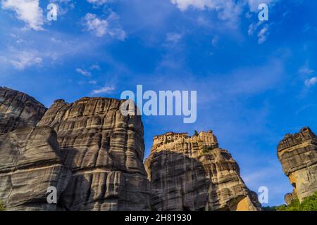 Panoramablick auf den Sonnenuntergang des Heiligen Klosters von Varlaam in Meteora, Thessalien, Griechenland, erbaut auf einzigartigen Felsformationen Stockfoto