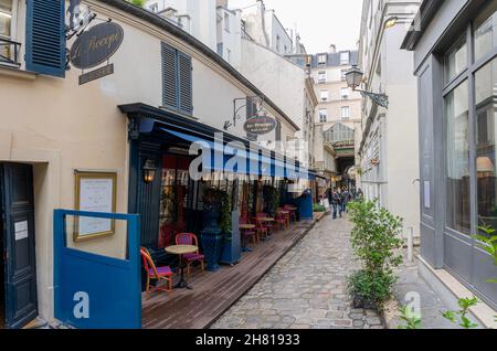 Paris, Frankreich - 11 13 2021: Saint-Germain-des-Pres. Blick auf den Procope vom Passage Court von Commerce Saint-Andre Stockfoto