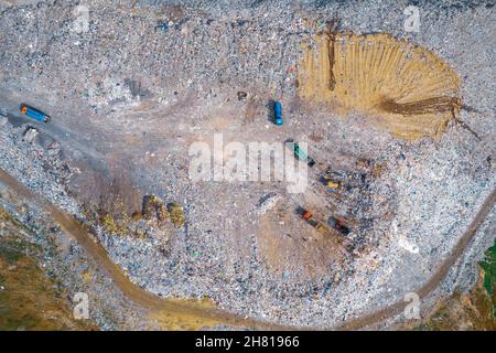 Konzept Umweltkampf mit Plastikverschmutzung. Abfall Mülldeponie Haushalt Haufen Müll, Luft Draufsicht Deponie Hintergrund. Stockfoto