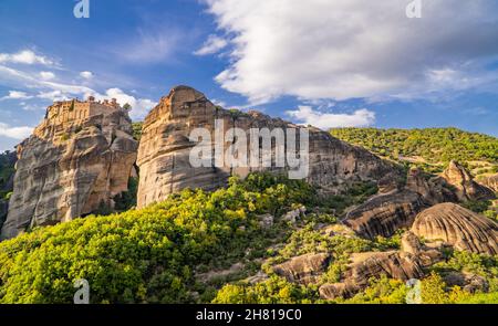 Panoramablick auf den Sonnenuntergang des Heiligen Klosters von Varlaam in Meteora, Thessalien, Griechenland, erbaut auf einzigartigen Felsformationen Stockfoto