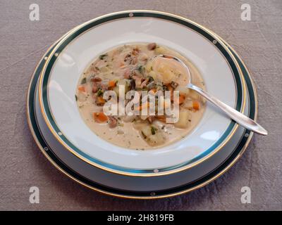 Tschechische Chanterelles Pilzsuppe Kulajda oder Bramborova Polevka mit Kartoffeln Stockfoto