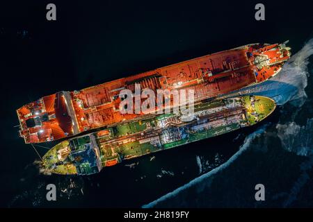 Zwei Tanker in der Nacht stehen in der Nähe in jungen Eis. Aufnahmen aus der Luft. Stockfoto