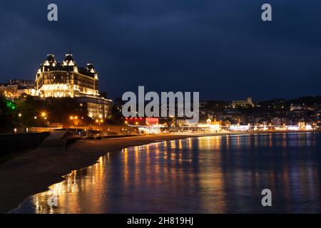 Grand Hotel und Strandpromenade in der Dämmerung. South Bay Beach, Scarborough, Großbritannien. Langzeitbelichtung Stockfoto