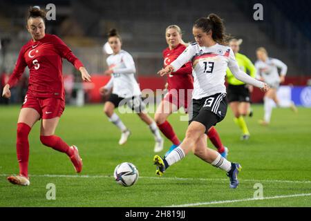 Sara Däbritz 13 (Deutschland) während des Frauen-WM-Qualifikationsspiels zwischen Deutschland und der Türkei im Eintracht-Stadion in Braunschweig. MERK MICHAELA Stockfoto